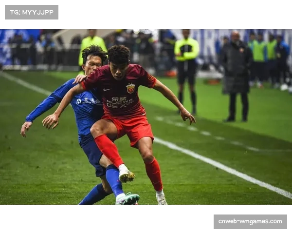 马赛队内训练赛，新任定位球教练重点演练了边路任意球的快速传递配合